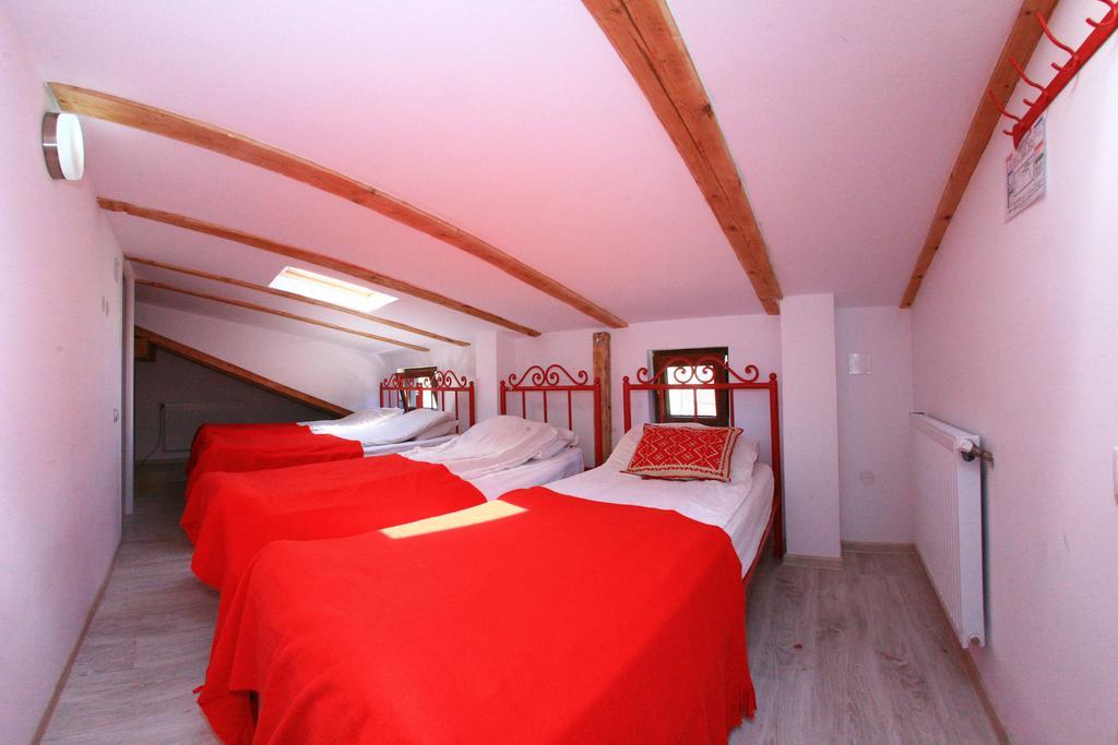 קלוז'-נאפוקה Retro Hostel מראה חיצוני תמונה